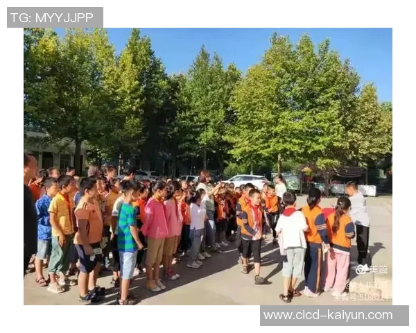 足球球星用手比爱心传递温暖与希望的感人瞬间